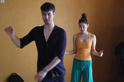 Cô cố gắng tập nhảy theo, nhưng hình như... tập mãi vẫn chưa giống