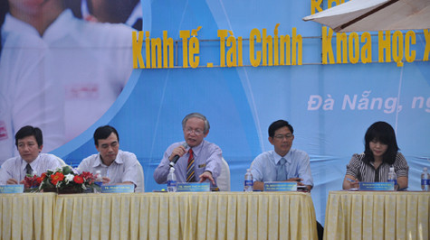 Các thầy cô tư vấn cho học sinh nhóm kinh tế - khoa học xã hội, quân đội, công an - Ảnh: Tấn Vũ Các thầy cô tư vấn cho học sinh nhóm kinh tế - khoa học xã hội, quân đội, công an - Ảnh: Tấn Vũ