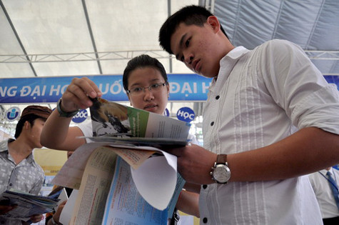 Học sinh tham khảo tài liệu trước giờ tư vấn - Ảnh: Tấn Vũ Học sinh tham khảo tài liệu trước giờ tư vấn - Ảnh: Tấn Vũ