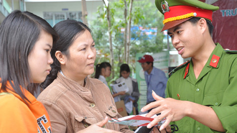 Nhiều nữ sinh quan tâm đến nhóm ngành công an, quân đội - Ảnh: Tấn Vũ Nhiều nữ sinh quan tâm đến nhóm ngành công an, quân đội - Ảnh: Tấn Vũ