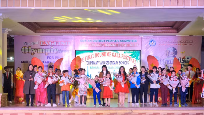 Ban tổ chức trao giải cho các tập thể, cá nhân đạt giải tại cuộc giao lưu (Ảnh: Lã Tiến)