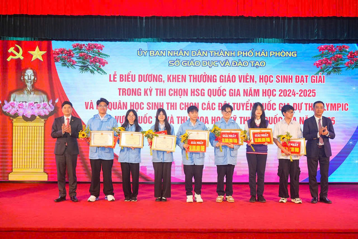 Ông Hoàng Minh Cường - Phó chủ tịch Ủy ban nhân dân thành phố Hải Phòng và ông Bùi Văn Kiệm - Giám đốc Sở Giáo dục và Đào tạo khen thưởng học sinh đạt giải nhất (Ảnh: LT) khen-thuong-1.jpeg