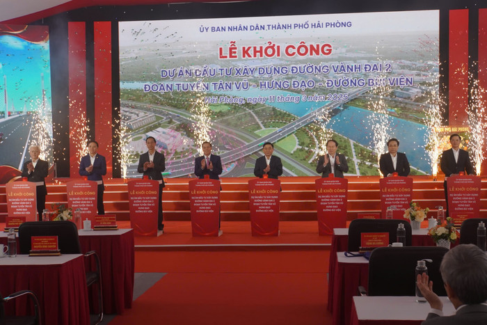 Các đại biểu bấm nút khởi công dự án (Ảnh: HP) khoi-cong-2.jpeg