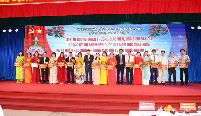 Ông Hoàng Minh Cường - Phó chủ tịch Ủy ban nhân dân thành phố Hải Phòng và ông Bùi Văn Kiệm - Giám đốc Sở Giáo dục và Đào tạo khen thưởng giáo viên có thành tích bồi dưỡng học sinh giỏi (Ảnh: LT) khen-thuong-2.jpeg