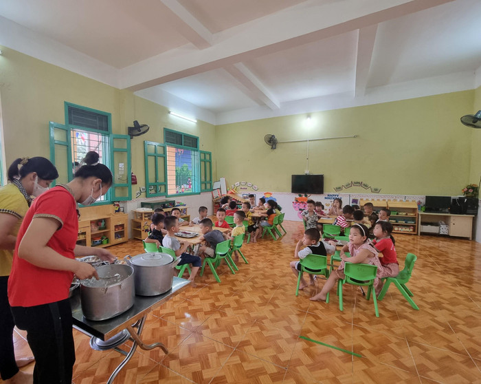 Cô và trò trường Mầm non Thủy Sơn chuẩn bị cho bữa trưa (Ảnh: Phương Linh) Cô và trò trường Mầm non Thủy Sơn chuẩn bị cho bữa trưa (Ảnh: Phương Linh)