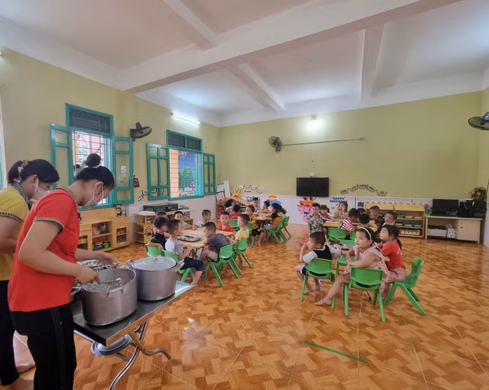 Cô và trò trường Mầm non Thủy Sơn chuẩn bị cho bữa trưa (Ảnh: Phương Linh)