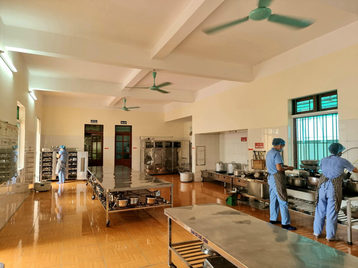 Bếp ăn được trang bị đầy đủ cơ sở vật chất phục vụ nấu ăn và có tủ riêng để lưu mẫu thức ăn được hằng ngày theo quy định (Ảnh: Phương Linh) Bếp ăn được trang bị đầy đủ cơ sở vật chất phục vụ nấu ăn và có tủ riêng để lưu mẫu thức ăn được hằng ngày theo quy định (Ảnh: Phương Linh)
