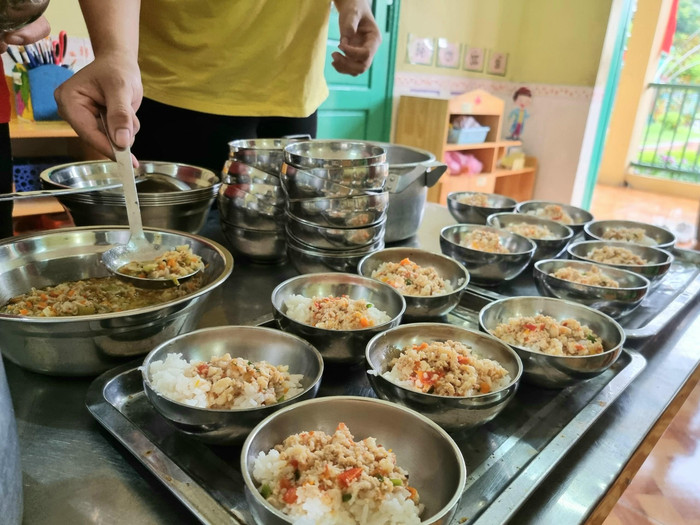 Nhà trường áp dụng một số biện pháp giãn cách khi tổ chức ăn trưa cho trẻ (Ảnh: Phương Linh) Nhà trường áp dụng một số biện pháp giãn cách khi tổ chức ăn trưa cho trẻ (Ảnh: Phương Linh)