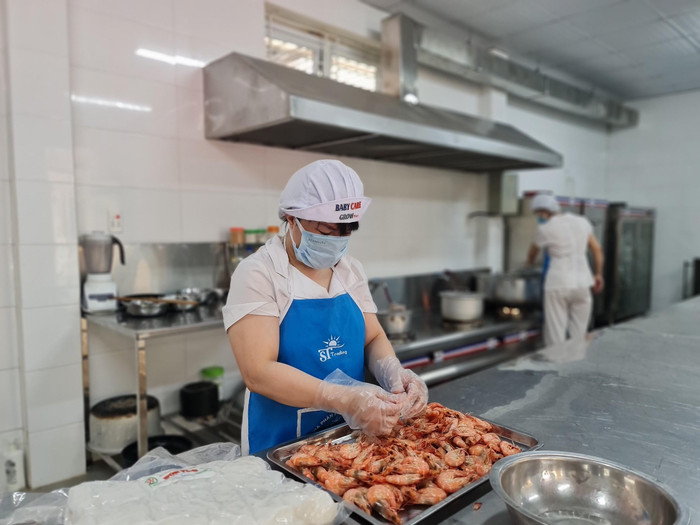 Bếp ăn trường Mầm non Phan Bội Châu đảm bảo tuân thủ nguyên tắc bếp ăn một chiều (ảnh: Phương Linh) Bếp ăn trường Mầm non Phan Bội Châu đảm bảo tuân thủ nguyên tắc bếp ăn một chiều (ảnh: Phương Linh)