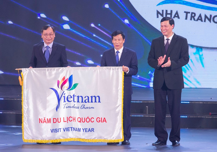 Ông Nguyễn Ngọc Thiện, Bộ trưởng Bộ Văn hóa, Thể thao và Du lịch, Trưởng ban Chỉ đạo Năm Du lịch quốc gia 2018 trao cờ đăng cai tổ chức Năm Du lịch quốc gia 2019 cho tỉnh Khánh Hòa. (Ảnh: CTV) Ông Nguyễn Ngọc Thiện, Bộ trưởng Bộ Văn hóa, Thể thao và Du lịch, Trưởng ban Chỉ đạo Năm Du lịch quốc gia 2018 trao cờ đăng cai tổ chức Năm Du lịch quốc gia 2019 cho tỉnh Khánh Hòa. (Ảnh: CTV)