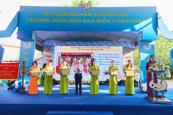 Ông Lê Khắc Nam - Phó chủ tịch Uỷ ban nhân dân thành phố trao bằng khen của Chủ tịch Uỷ ban nhân dân thành phố tặng các giáo viên nhà trường (Ảnh: HT) mam-non-sao-bien-2.jpg