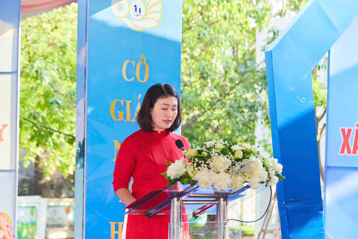 Nhà giáo Hoàng Thị Thái – Hiệu trưởng Trường Mầm non Sao Biển phát biểu tại lễ kỷ niệm (Ảnh: HT) mam-non-sao-bien-4.jpg