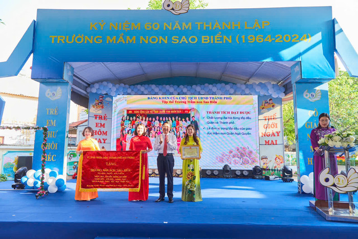 Ông Lê Khắc Nam - Phó chủ tịch Uỷ ban nhân dân thành phố trao bức trướng của thành phố tặng Trường Mầm non Sao Biển (Ảnh: HT) mam-non-sao-bien-1.jpg