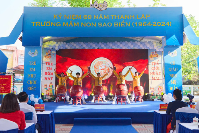Các tiết mục văn nghệ đặc sắc tại lễ kỷ niệm (Ảnh: LT) mam-non-sao-bien-5.jpg