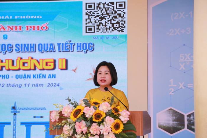 Cô giáo Nguyễn Thị Thuý Hường- Hiệu trưởng Trường Trung học cơ sở Trần Phú phát biểu đề dẫn chuyên đề (Ảnh: LT) GDVN_KA-tran-phu-chuyen-de-3.jpg