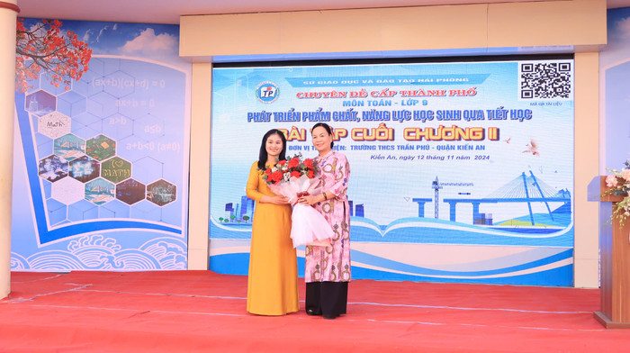 Lãnh đạo Sở Giáo dục và Đào tạo Hải Phòng tặng hoa giáo viên lên lớp tiết dạy minh hoạ (Ảnh: LT) GDVN_KA-tran-phu-chuyen-de-1.jpg