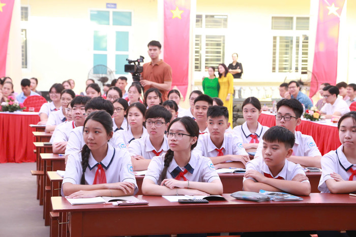 Các em học sinh chăm chú nghe giảng (Ảnh: LT) GDVN_KA-tran-phu-chuyen-de-11.jpg