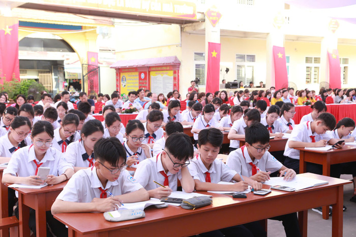Các em học sinh chăm chú nghe giảng (Ảnh: LT) GDVN_KA-tran-phu-chuyen-de-9.jpg