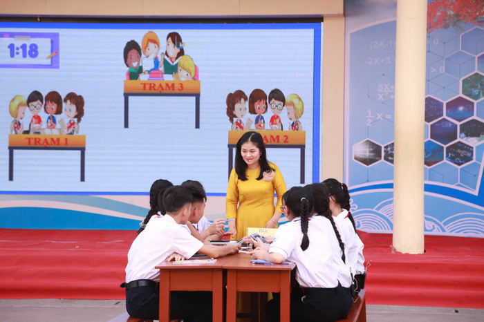 Trong tiết dạy minh hoạ, giáo viên đã sử dụng nhiều phương pháp giảng dạy hiện đại (Ảnh: LT) GDVN_KA-tran-phu-chuyen-de-10.jpg