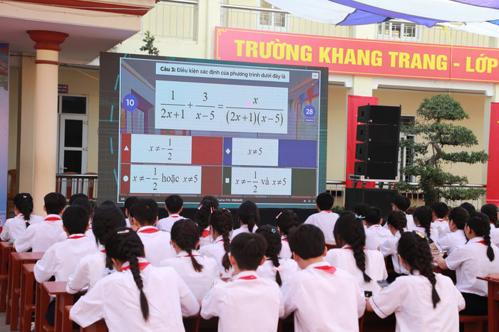 Các em học sinh chăm chú nghe giảng (Ảnh: LT) GDVN_KA-tran-phu-chuyen-de-8.jpg