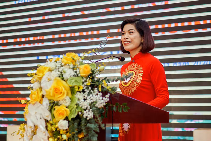 Nhà giáo Lê Thị Minh Tâm, Hiệu trưởng Trường Trung học cơ sở Tô Hiệu phát biểu tại lễ kỷ niệm 30 năm thành lập trường (Ảnh: LH)