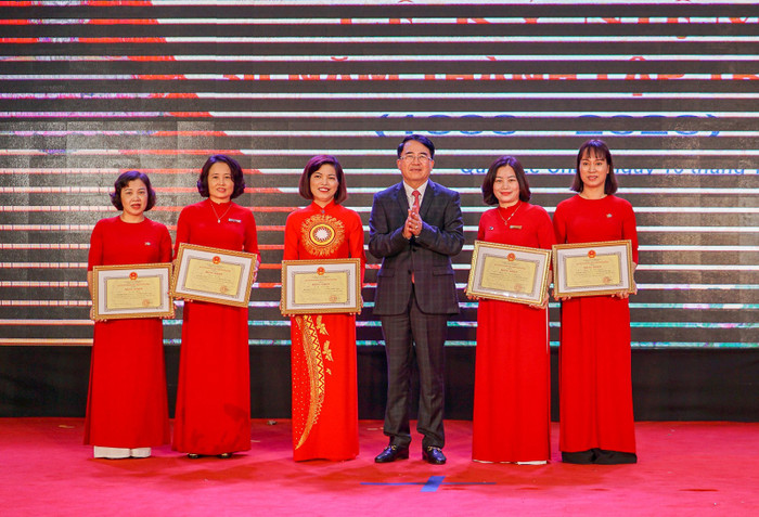 Ông Lê Khắc Nam, Phó chủ tịch Ủy ban nhân dân thành phố Hải Phòng trao bằng khen của Ủy ban nhân dân thành phố tặng các nhà giáo có thành tích xuất sắc (Ảnh: LH) Ông Lê Khắc Nam, Phó chủ tịch Ủy ban nhân dân thành phố Hải Phòng trao bằng khen của Ủy ban nhân dân thành phố tặng các nhà giáo có thành tích xuất sắc (Ảnh: LH)