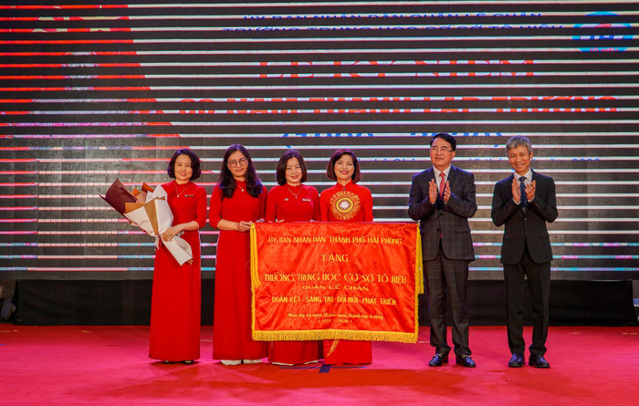 Ông Lê Khắc Nam, Phó chủ tịch Ủy ban nhân dân thành phố Hải Phòng trao tặng tập thể lãnh đạo, thầy và trò Trường Trung học cơ sở Tô Hiệu bức trướng mang dòng chữ: “Đoàn kết - Sáng tạo - Đổi mới - Phát triển”. (Ảnh: LH) Ông Lê Khắc Nam, Phó chủ tịch Ủy ban nhân dân thành phố Hải Phòng trao tặng tập thể lãnh đạo, thầy và trò Trường Trung học cơ sở Tô Hiệu bức trướng mang dòng chữ: “Đoàn kết - Sáng tạo - Đổi mới - Phát triển”. (Ảnh: LH)