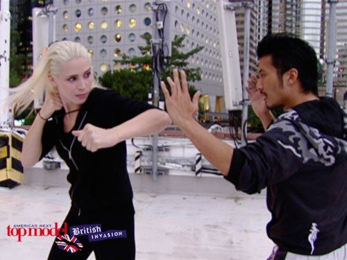 Cô nàng Laura đang phải "đối mặt" với nam tài tử Tạ Đình Phong.