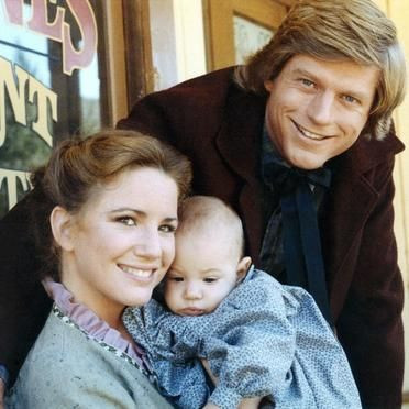 Laura khi trưởng thành cùng mái ấm nhỏ của cô bên người chồng Almanzo.