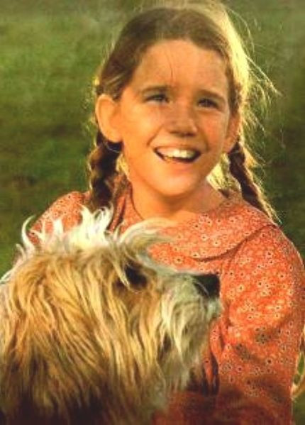 Cô bé Laura Ingalls là linh hồn của bộ phim và luôn được khán giả dành nhiều sự quan tâm.(Laura và chú chó Jack).