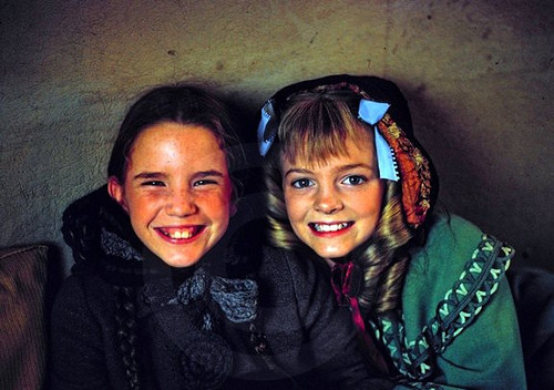 Laura và đối thủ Nellie Oleson suốt thời thơ ấu.