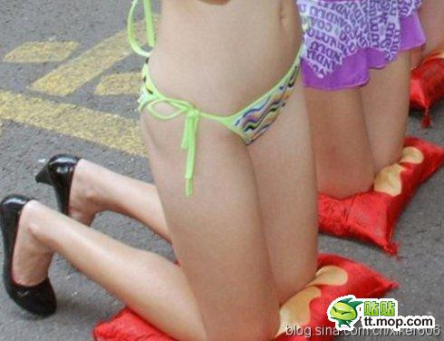 Cả bốn đều bịt khẩu trang. Cả bốn đều bịt khẩu trang.