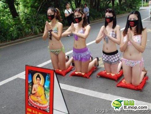 Nhiều người chứng kiến không hiểu hành động của họ với mục đích gì trong trang phục có vẻ xúc phạm đến bất kỳ tôn giáo nào. Nhiều người chứng kiến không hiểu hành động của họ với mục đích gì trong trang phục có vẻ xúc phạm đến bất kỳ tôn giáo nào.