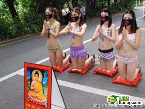 Nhiều người chứng kiến không hiểu hành động của họ với mục đích gì trong trang phục có vẻ xúc phạm đến bất kỳ tôn giáo nào.