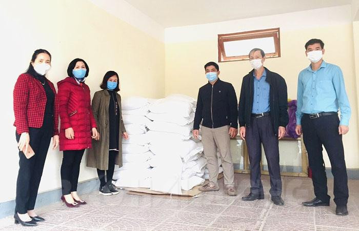 Trường Đại học Sao Đỏ tặng 2 tấn gạo cho các lực lượng tuyến đầu phòng chống dịch (Ảnh: Tiến Mạnh)