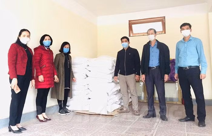 Trường Đại học Sao Đỏ tặng 2 tấn gạo cho các lực lượng tuyến đầu phòng chống dịch (Ảnh: Tiến Mạnh)