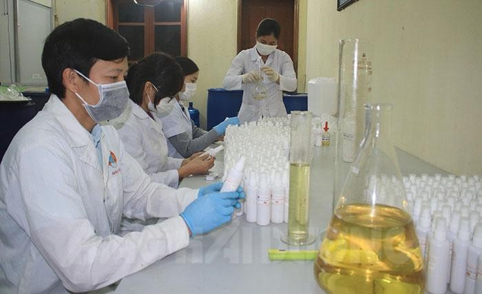 Cán bộ, giảng viên Khoa Thực phẩm - Hoá học Trường Đại học Sao Đỏ tranh thủ tối đa thời gian sản xuất dung dịch sát khuẩn tay phát miễn phí cho các địa phương và điểm cách ly y tế tập trung (Ảnh: Tiến Mạnh)