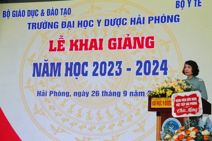Thứ trưởng Bộ Y tế Nguyễn Thị Hương Liên phát biểu tại lễ khai giảng (Ảnh: TT)