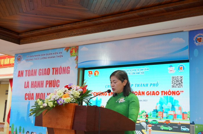 Cô giáo Nguyễn Thị Tuyết Lan – Hiệu trưởng nhà trường phát biểu hưởng ứng cuộc thi “Tuổi trẻ học tập và làm theo tư tưởng, đạo đức, phong cách Hồ Chí Minh” và báo cáo chuyên đề cấp thành phố “Chúng em với An toàn giao thông&quot; (Ảnh: LT)