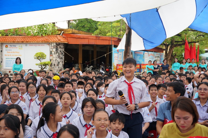 Các em học sinh hào hứng tham gia cuộc thi tìm hiểu Luật An toàn giao thông (Ảnh: LT)