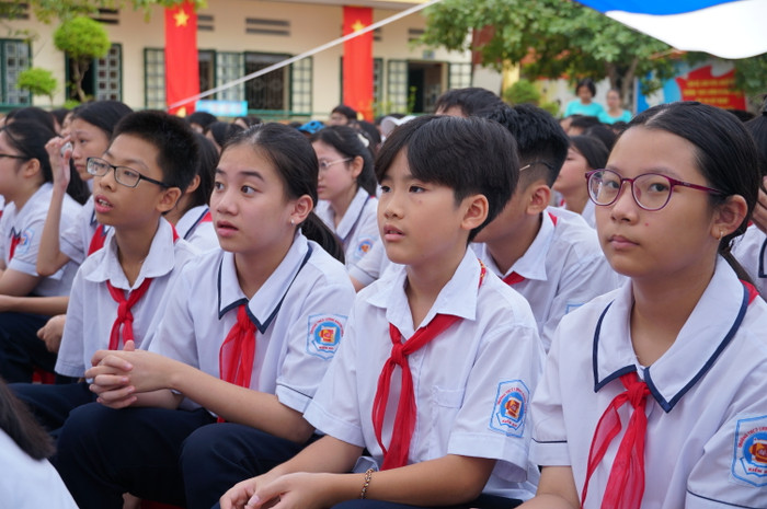 Các em học sinh hào hứng tham gia cuộc thi tìm hiểu Luật An toàn giao thông (Ảnh: LT)