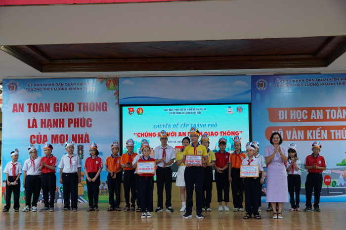 Đại diện Sở Giáo dục và Đào tạo trao giải cho học sinh tham gia thi Tìm hiểu luật giao thông qua app Quizalize (Ảnh: LT)