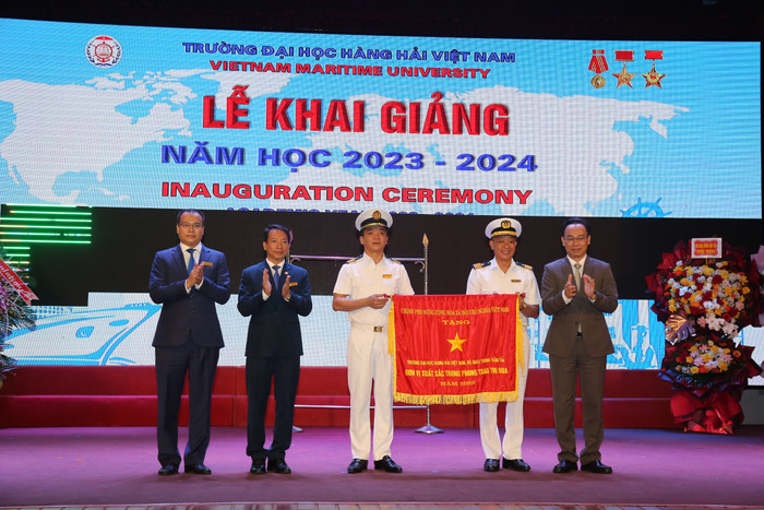 Trường Đại học Hàng hải Việt Nam đón nhận cờ thi đua Chính phủ (Ảnh: LT) Trường Đại học Hàng hải Việt Nam đón nhận cờ thi đua Chính phủ (Ảnh: LT)