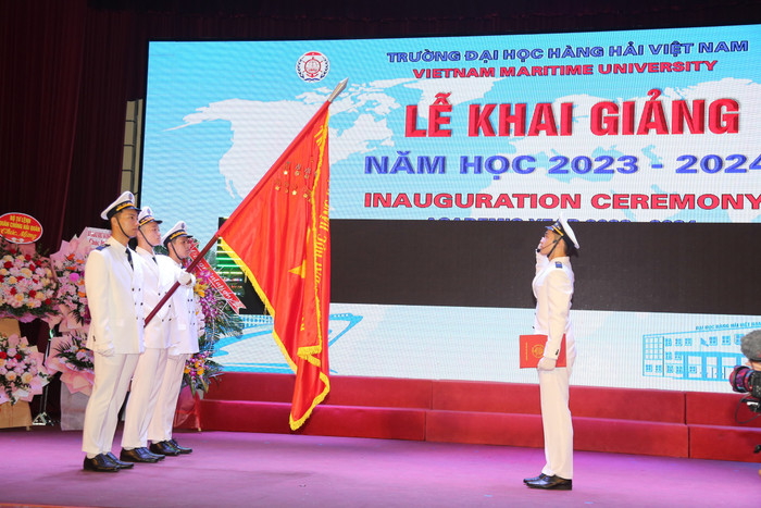 Đội danh dự sinh viên Khoá 64 tuyên thệ nhận nhiệm vụ tại lễ khai giảng năm học 2023-2024 (Ảnh: LT) Đội danh dự sinh viên Khoá 64 tuyên thệ nhận nhiệm vụ tại lễ khai giảng năm học 2023-2024 (Ảnh: LT)