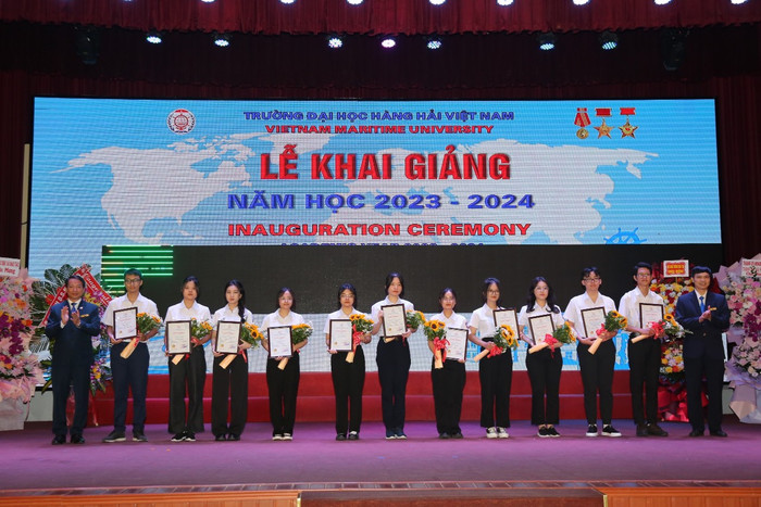 Lãnh đạo nhà trường khen thưởng 11 sinh viên Khoá 64 có kết quả thi cao (Ảnh: LT) Lãnh đạo nhà trường khen thưởng 11 sinh viên Khoá 64 có kết quả thi cao (Ảnh: LT)