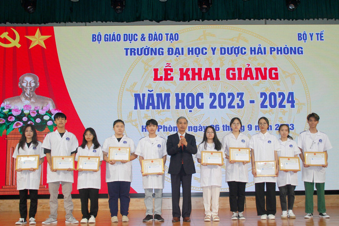 Khen thưởng 10 thủ khoa tuyển sinh năm 2023 (Ảnh: TT)