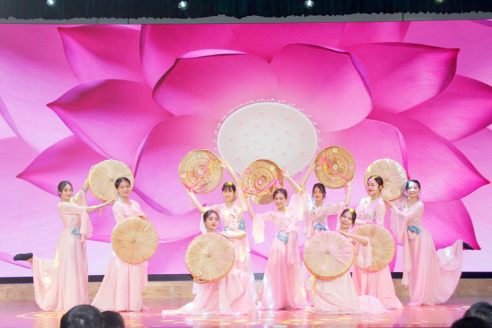 Các tiết mục văn nghệ tại lễ khai giảng (Ảnh: TT)