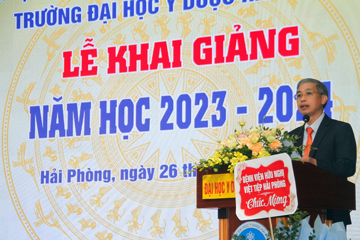 PGS.TS Nguyễn Văn Khải - Hiệu trưởng Trường Đại học Y Dược Hải Phòng đọc diễn văn khai giảng (Ảnh: TT)