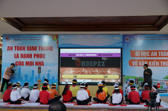 Học sinh thi Tìm hiểu luật giao thông qua app Quizalize (Ảnh: LT)