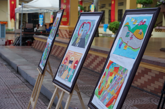 Các tác phẩm thi vẽ tranh an toàn giao thông (Ảnh: LT)